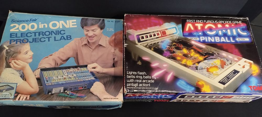Lot 291: Vintage Tomy Atomic Pinball machine and Science Fair...
