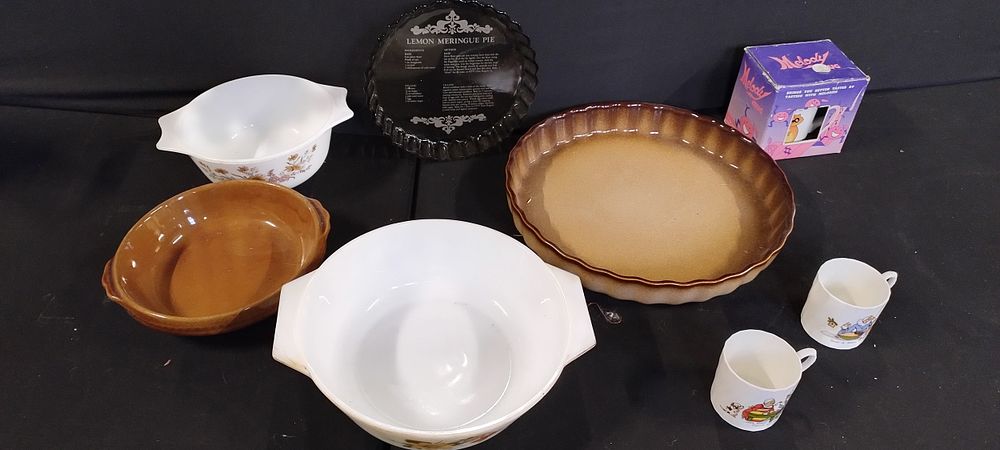 Lot 298: Collection of vintage baking and casserole dishes, flan...