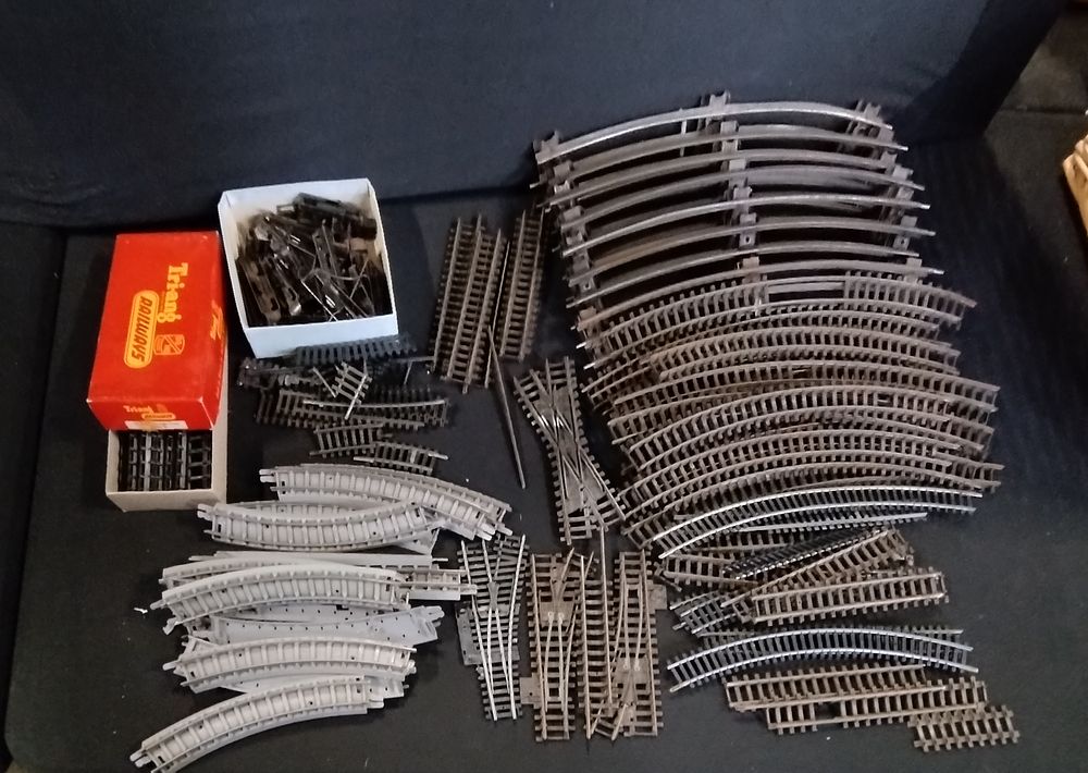 Lot 303: Vintage train tracks including a Tri-ang straight track...
