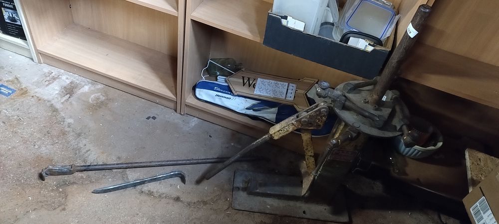 Lot 307: Vintage manual tyre machine M33/5 and two crow...