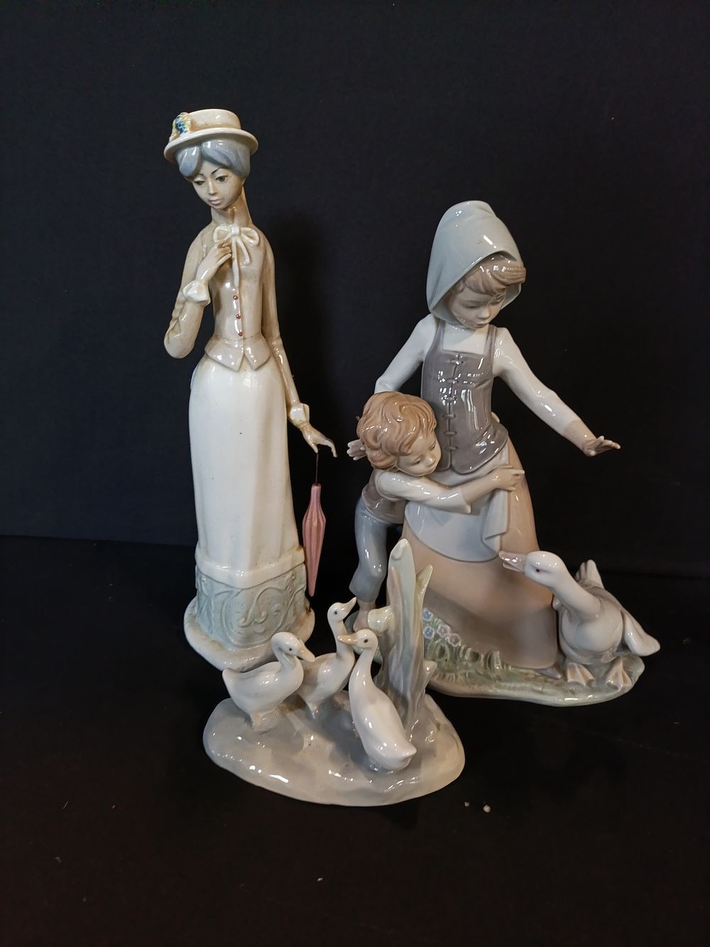 Lot 321: Selection of porcelain including retired Lladro figurine 5033...