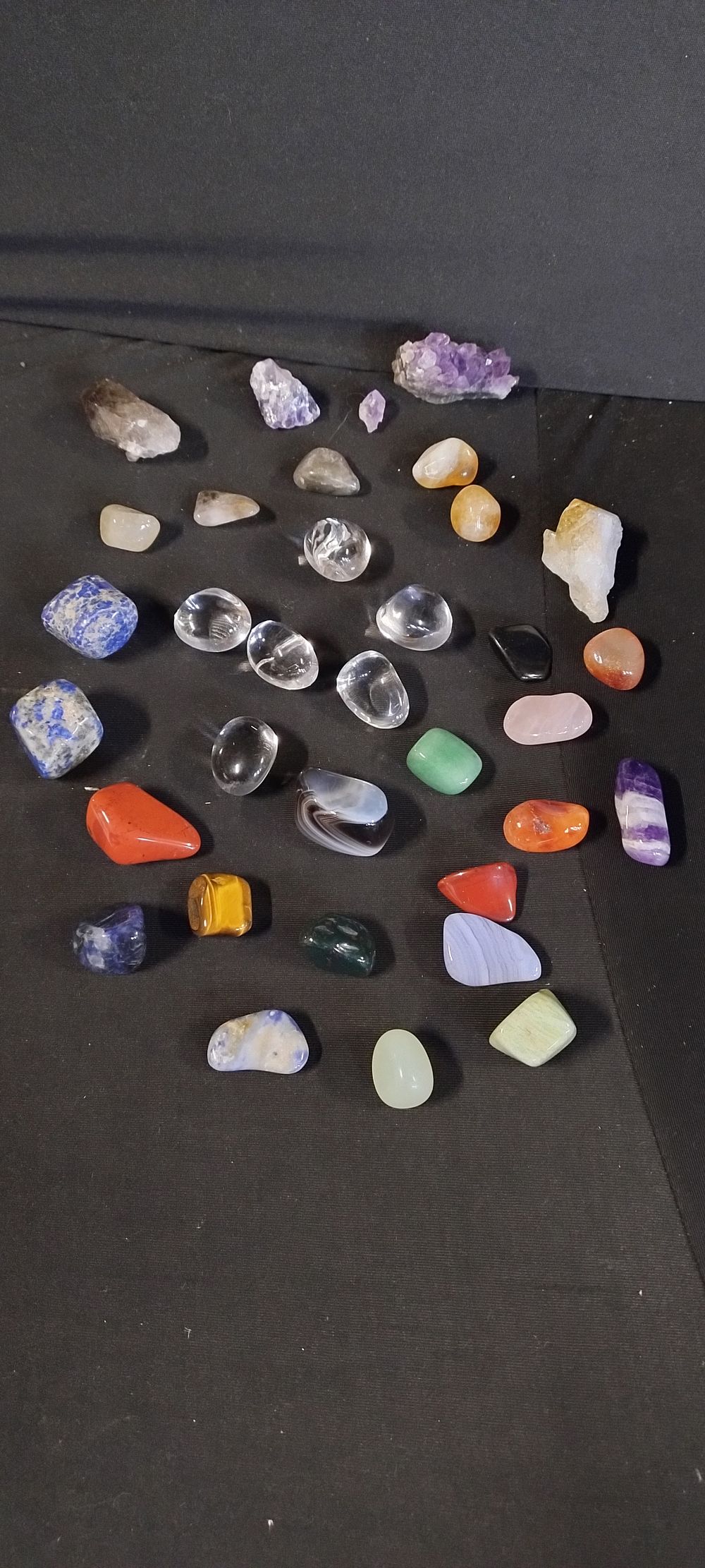 Lot 369: Quantity of various crystals and gemstones