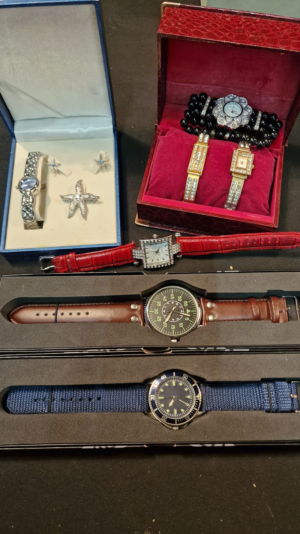 Lot 376: A collection of ladies and men's watches. includes...
