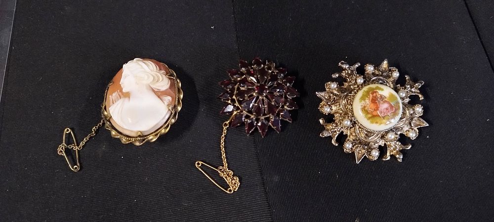Lot 384: 3 vintage brooches, Rolled Gold Cameo, faux pearls...