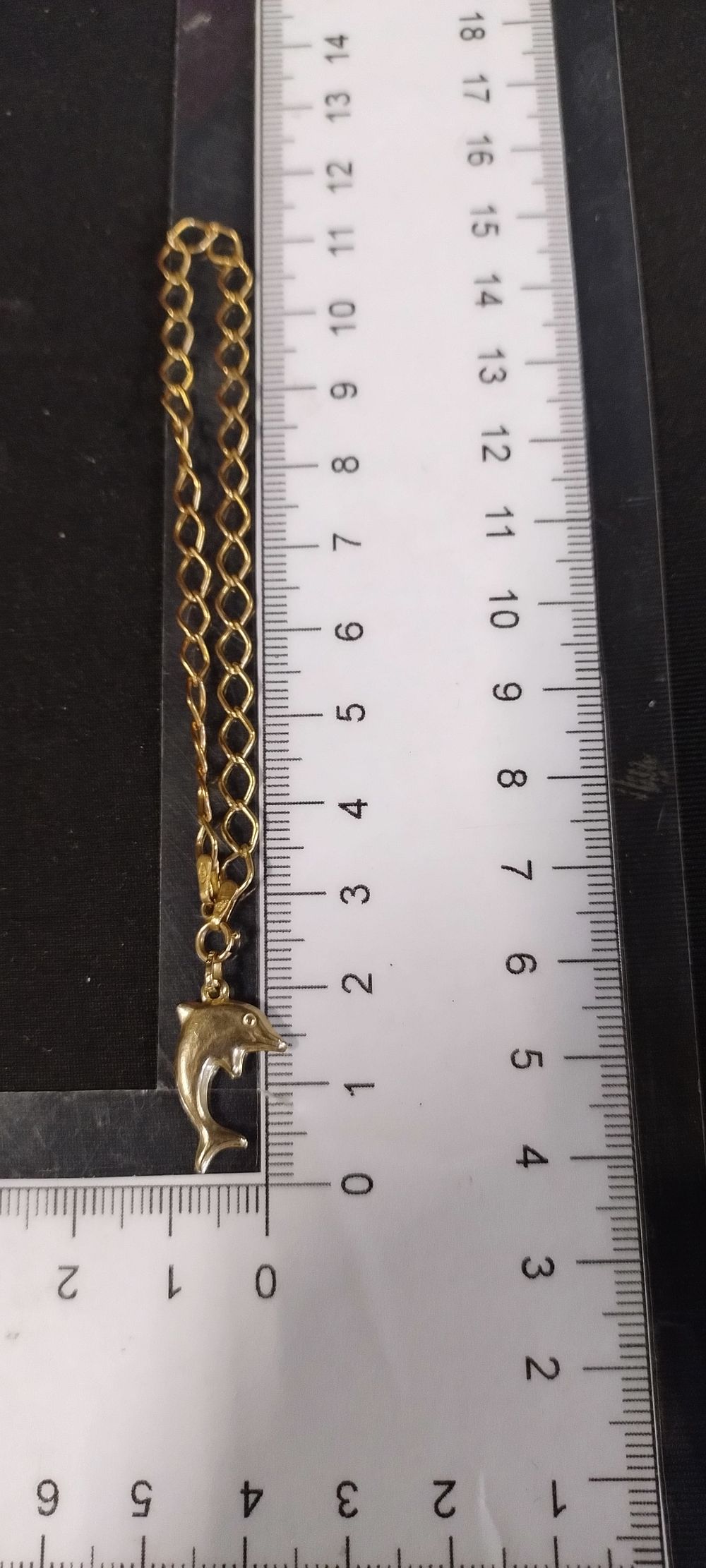 Lot 385: 9ct gold dolphin bracelet. Weight approx 1.33g