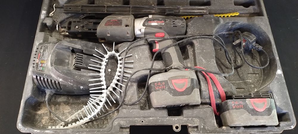 Lot 390: Concept 14.4 RA1402 Cordless Autofeed Screwdriver with 2...