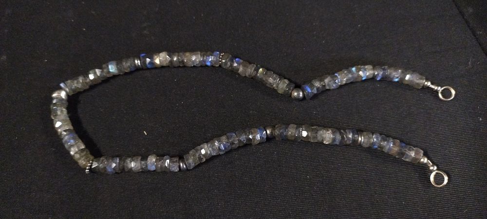 Lot 393: Moonstone necklace. Measures approx L 14 in