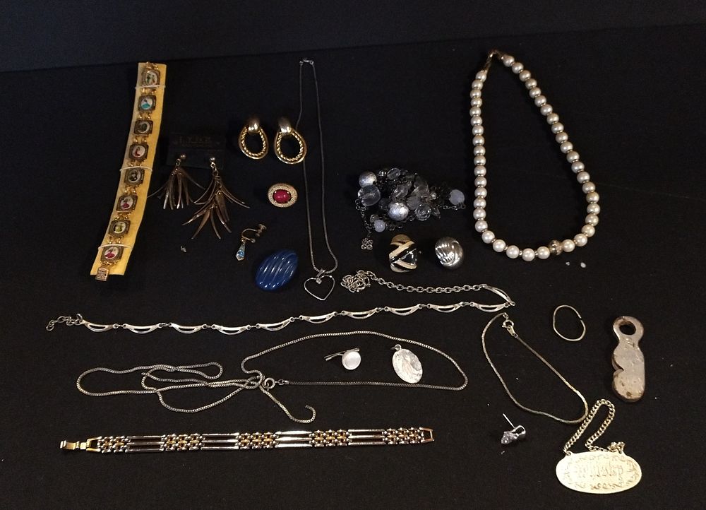 Lot 417: Selection of costume jewellery, necklaces earrings and other...