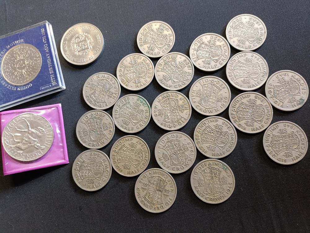 Lot 421: Selection of vintage Collectors coins including some commemorative...