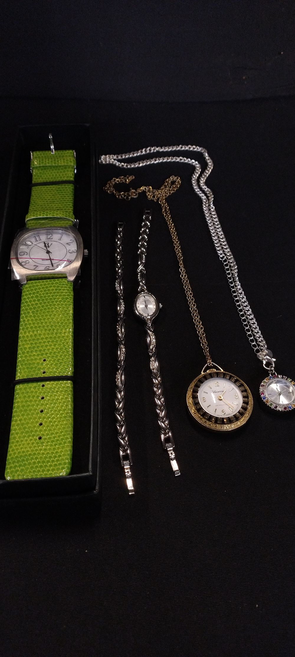Lot 422: Watch with green leather look strap working, 2...