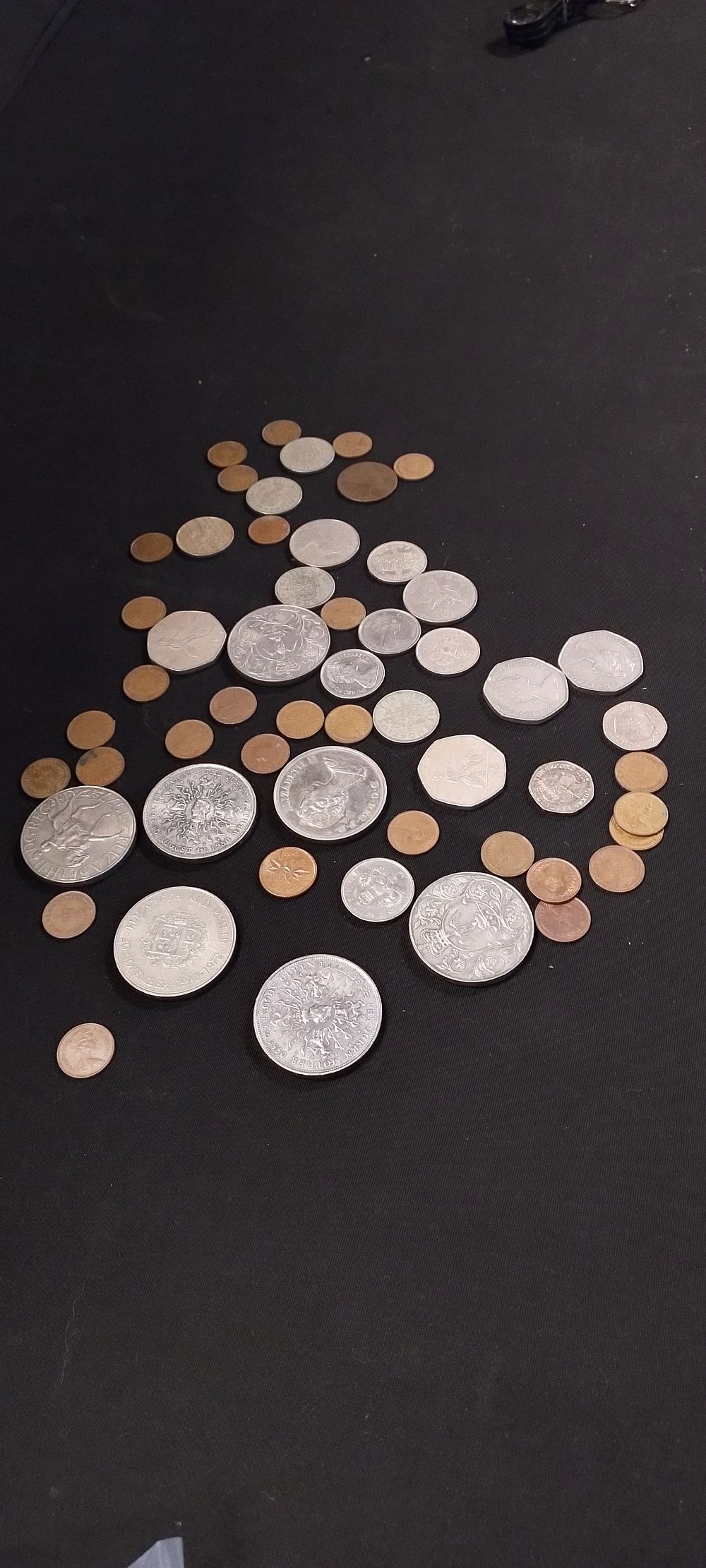 Lot 425: Quantity of coins including jubilee, Half pence pieces...