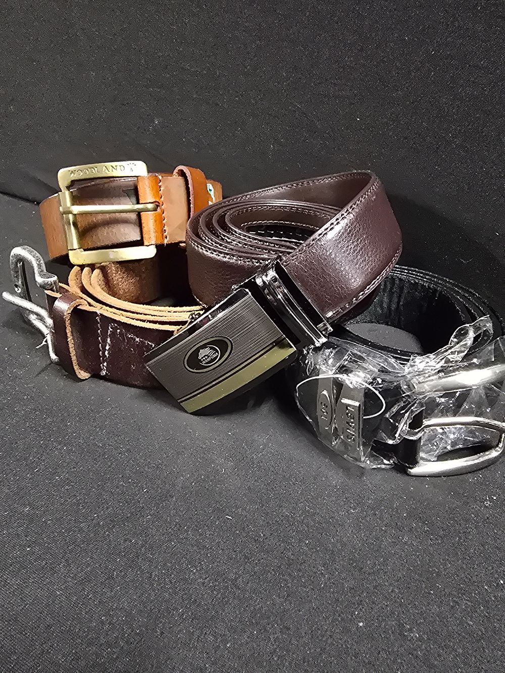 Lot 432: Four genuine leather mens belts. Includes Levi, woodlands,...