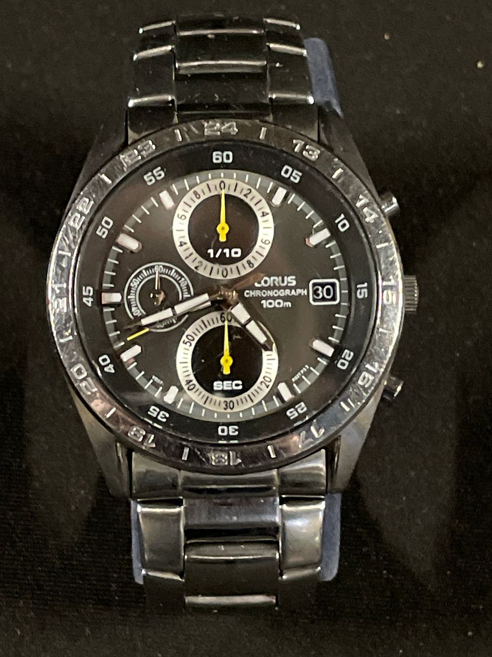 Lot 440: Lorus chronograph steel watch