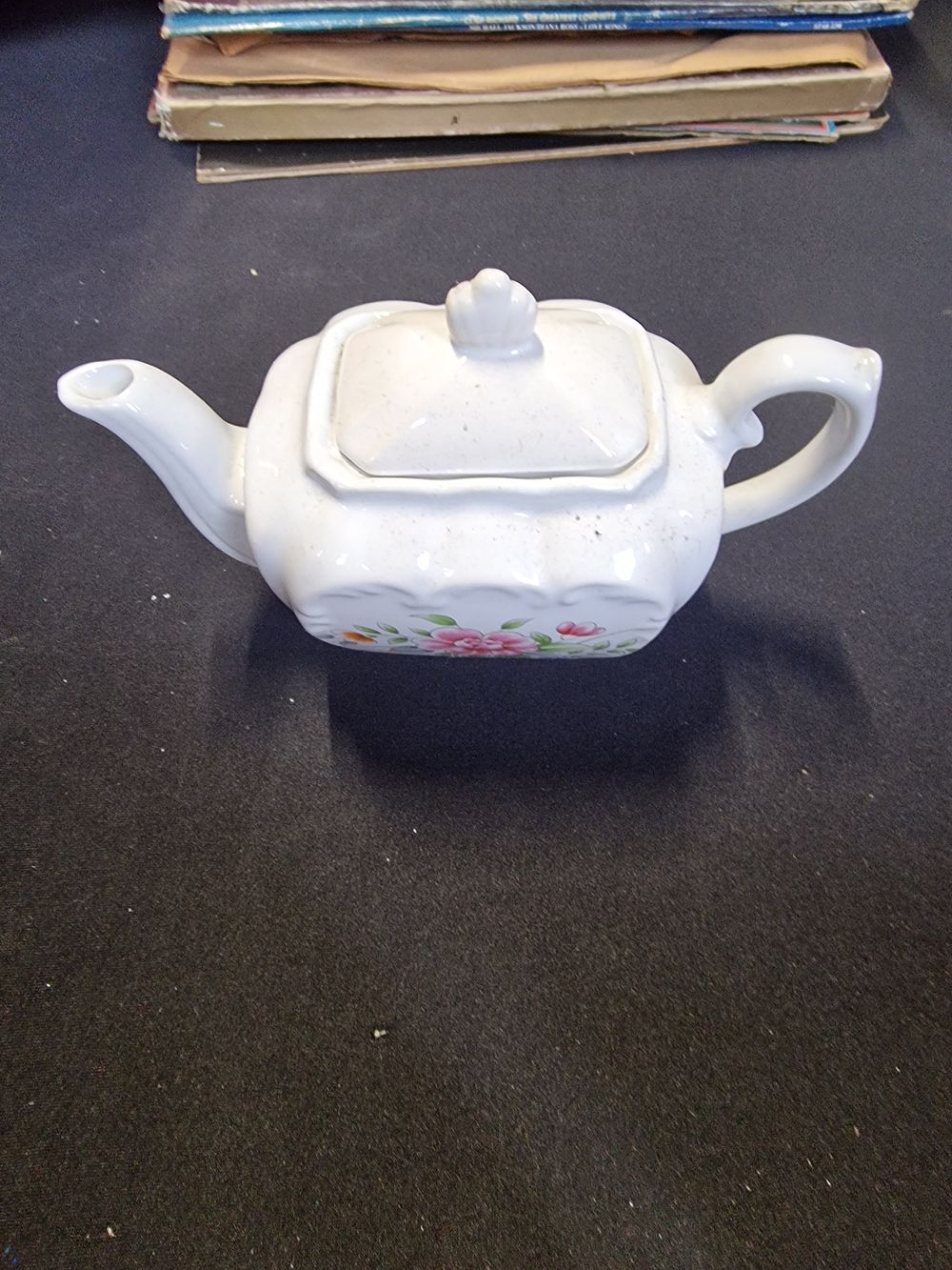 Lot 381: Vintage tea pot