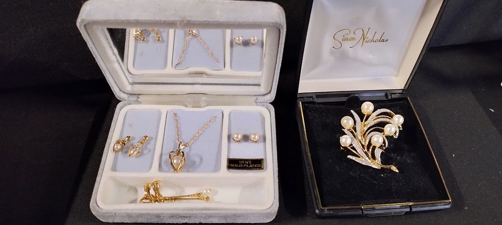 Lot 456: Mixed jewellery gold plated earrings and necklace and...