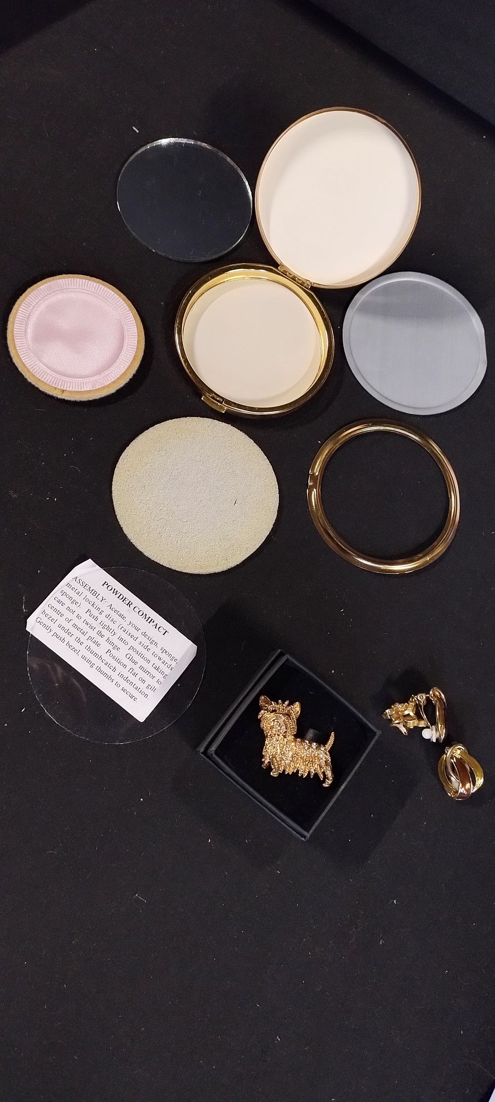 Lot 458: New luxury compact with mirror, and 2 pairs...