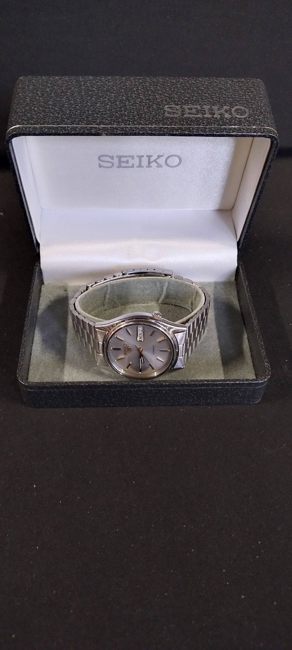 Lot 460: Vintage 90's Seiko 5 Automatic mens watch with...