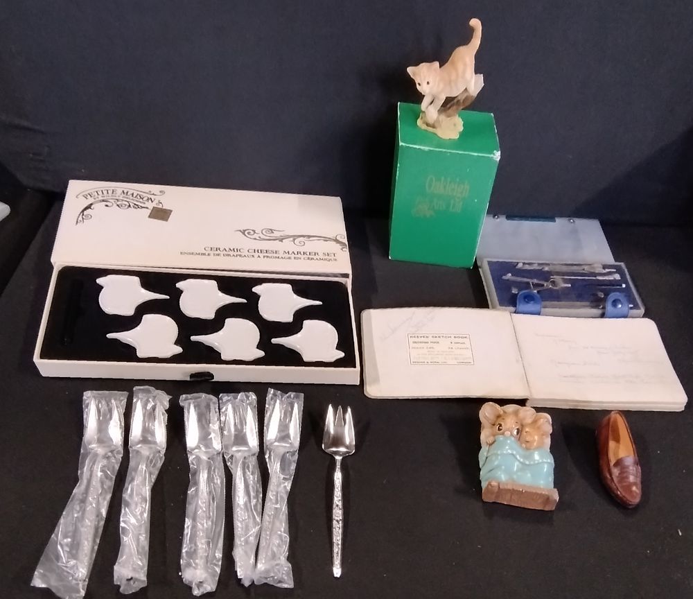 Lot 477: Mixed lot including Ceramic Cheese Markers, pendelfin figurine,...