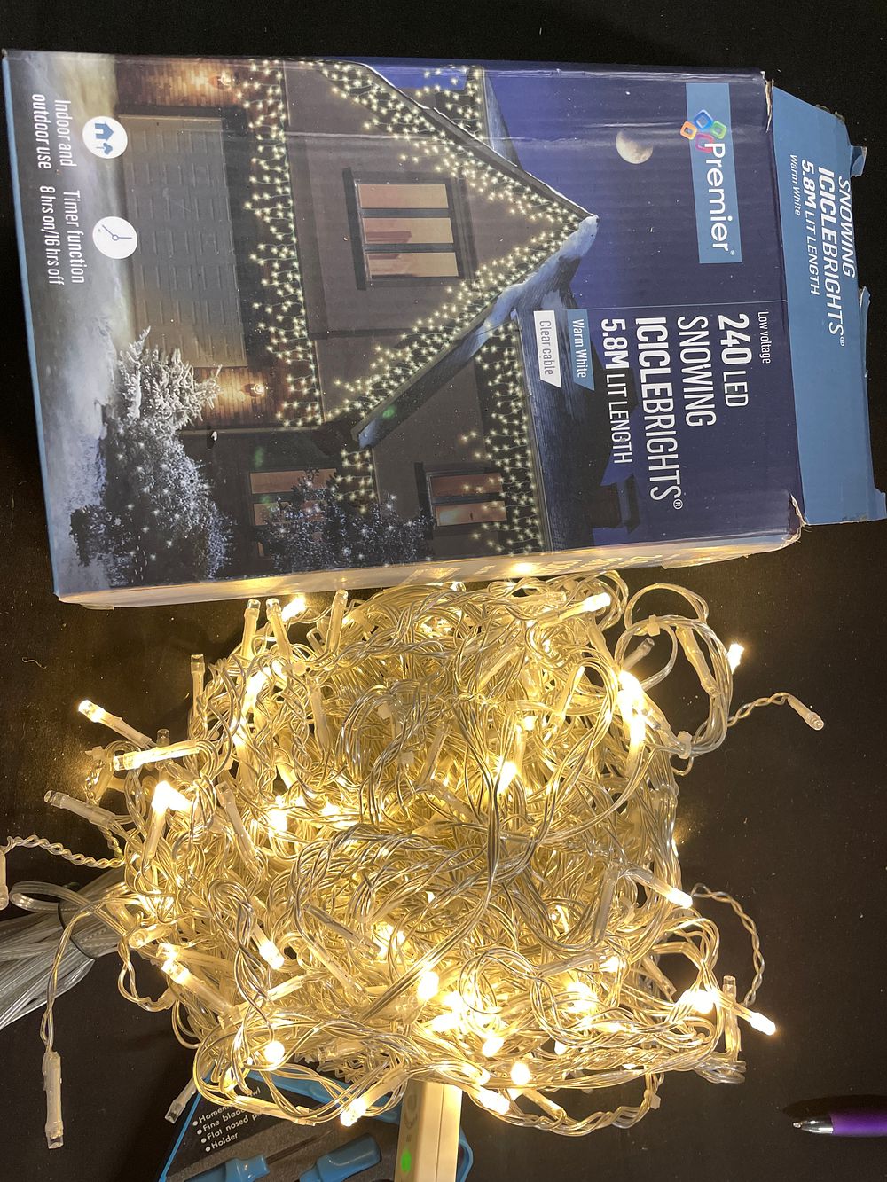 Lot 159: 240 LED Snowing iciclebrights (some lights not working)