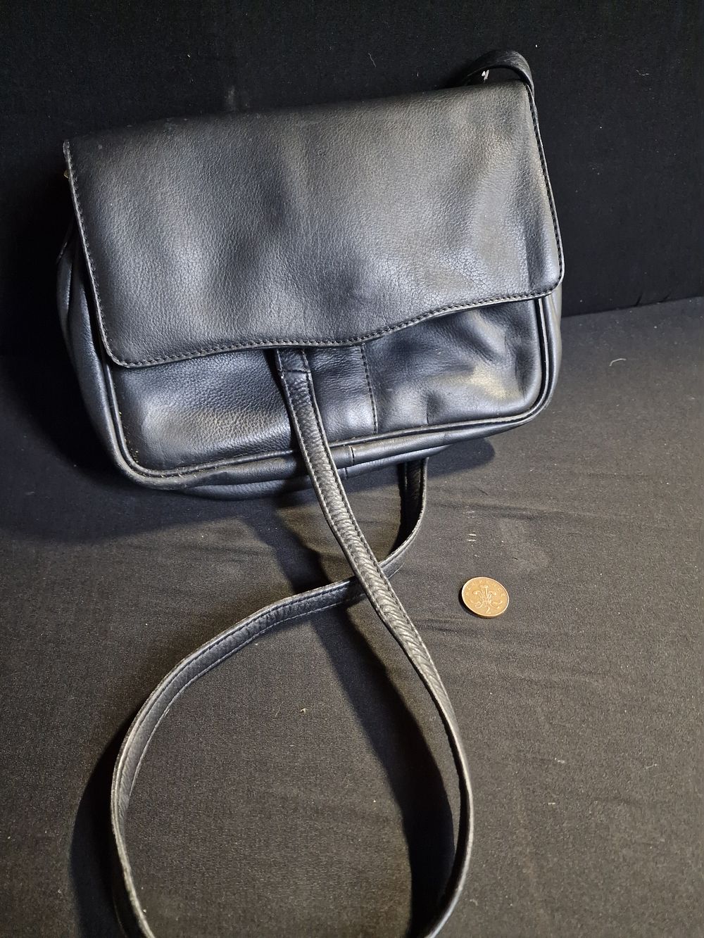 Lot 203: Ladies Handbag
