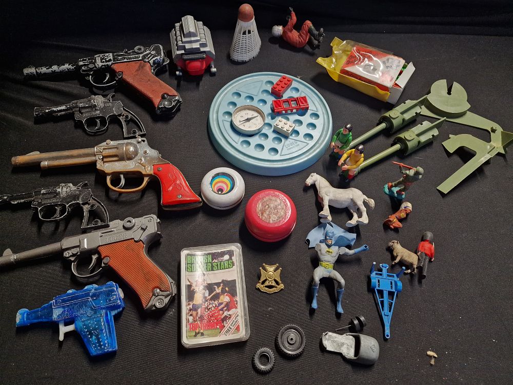 Lot 257: Mixed Retro and Vintage Toys Inc Toy Guns