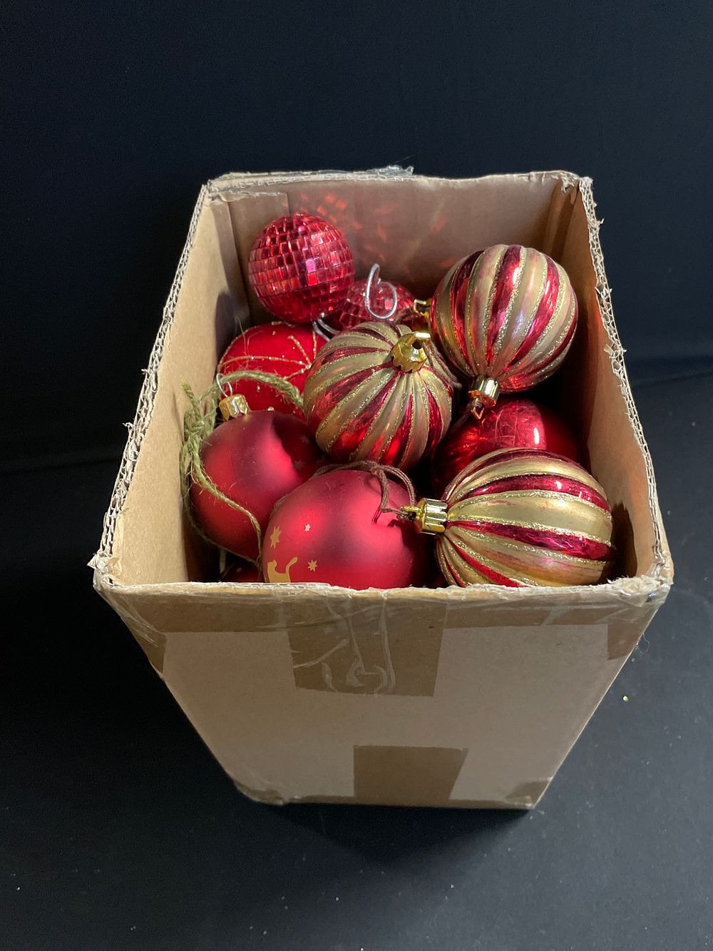 Lot 186: Box of vintage baubles