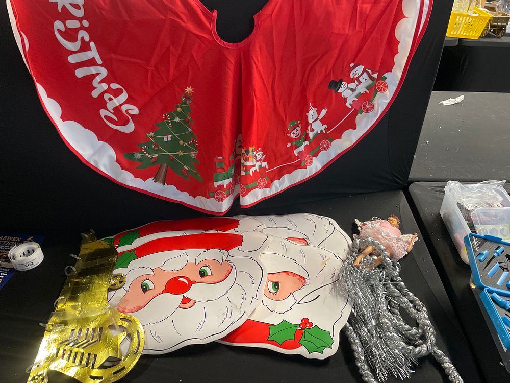 Lot 193: Various Christmas decorations inc placemats etc
