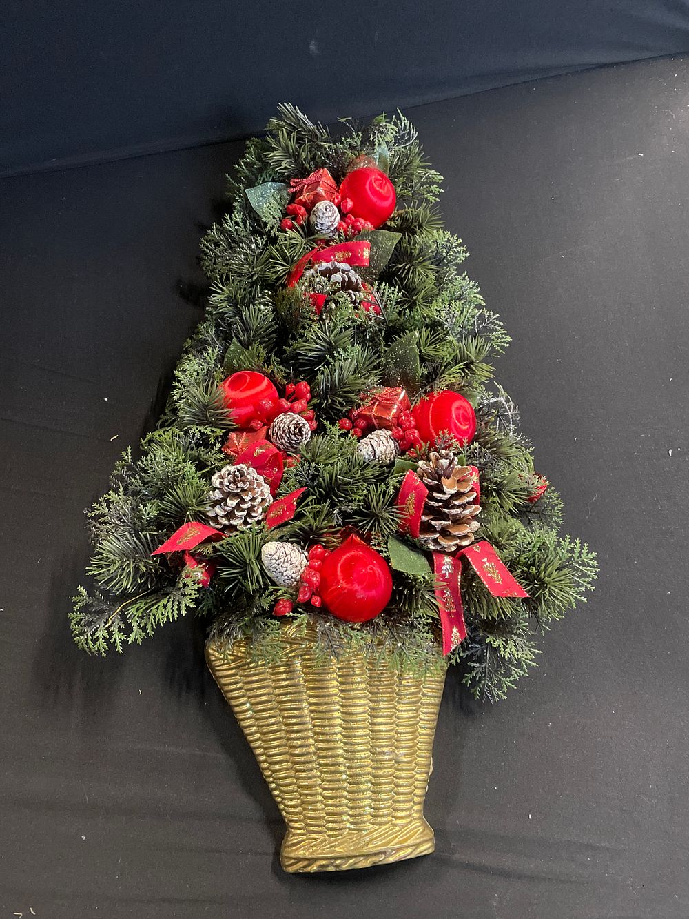 Lot 208: Outdoor Christmas tree decoration
