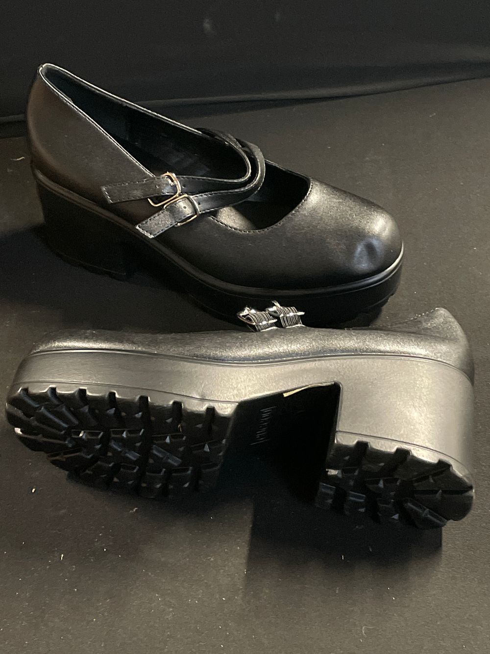 Lot 232: Pair of ladies fashion shoes by cuckoo size37