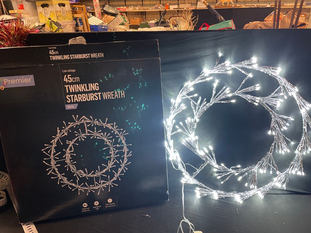 Lot 314: 45 cm twinkling starburst wreath