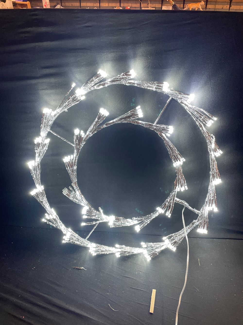 Lot 315: 45 cm twinkling starburst wreath