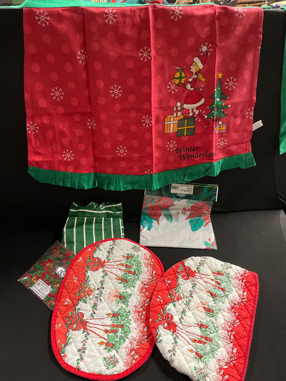 Lot 330: Christmas pini oven gloves and others