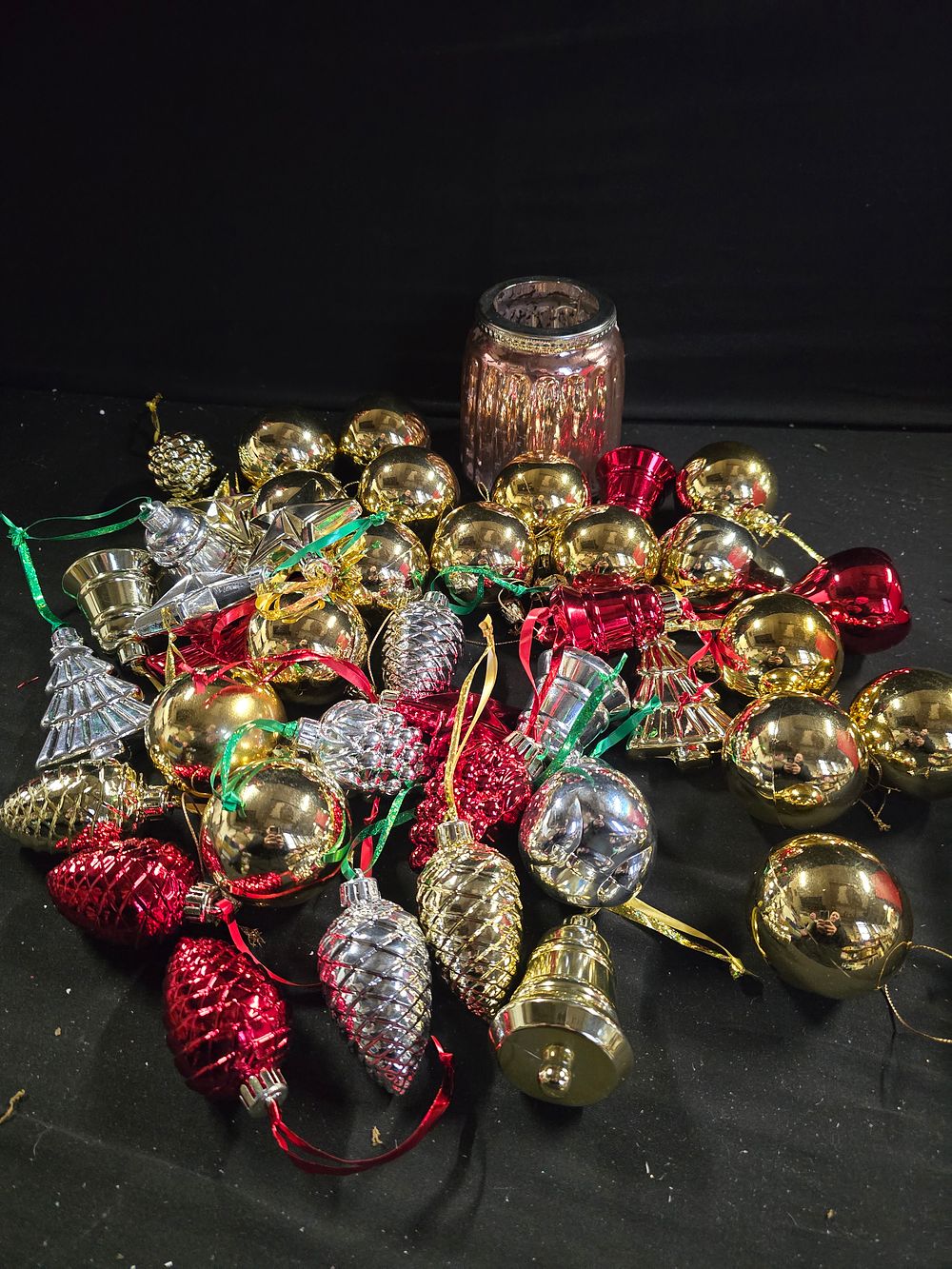 Lot 353: A bundle of vintage Christmas tree decorations