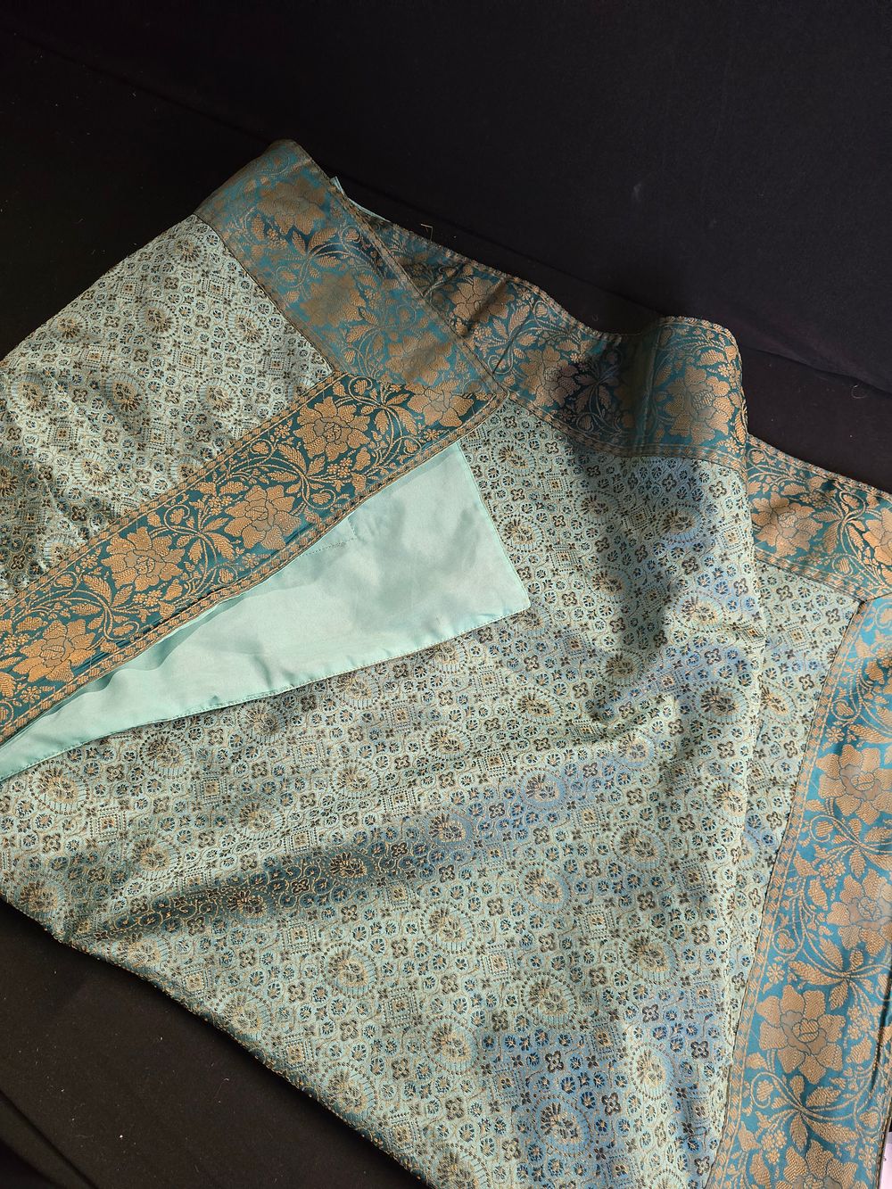 Lot 365: 99cmx99cm square thick tablecloth