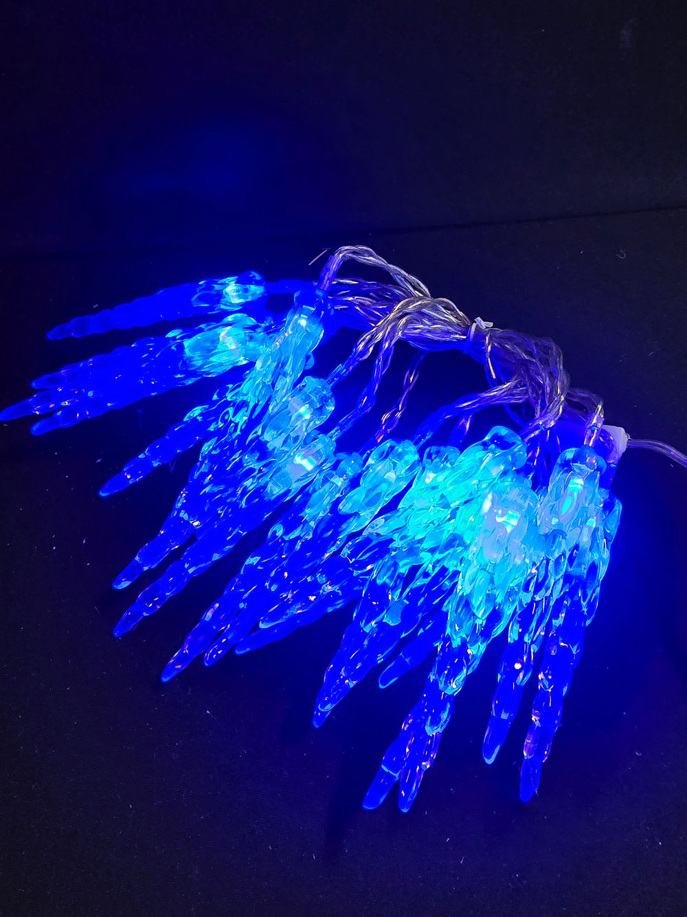 Lot 366: Blue icicle lights