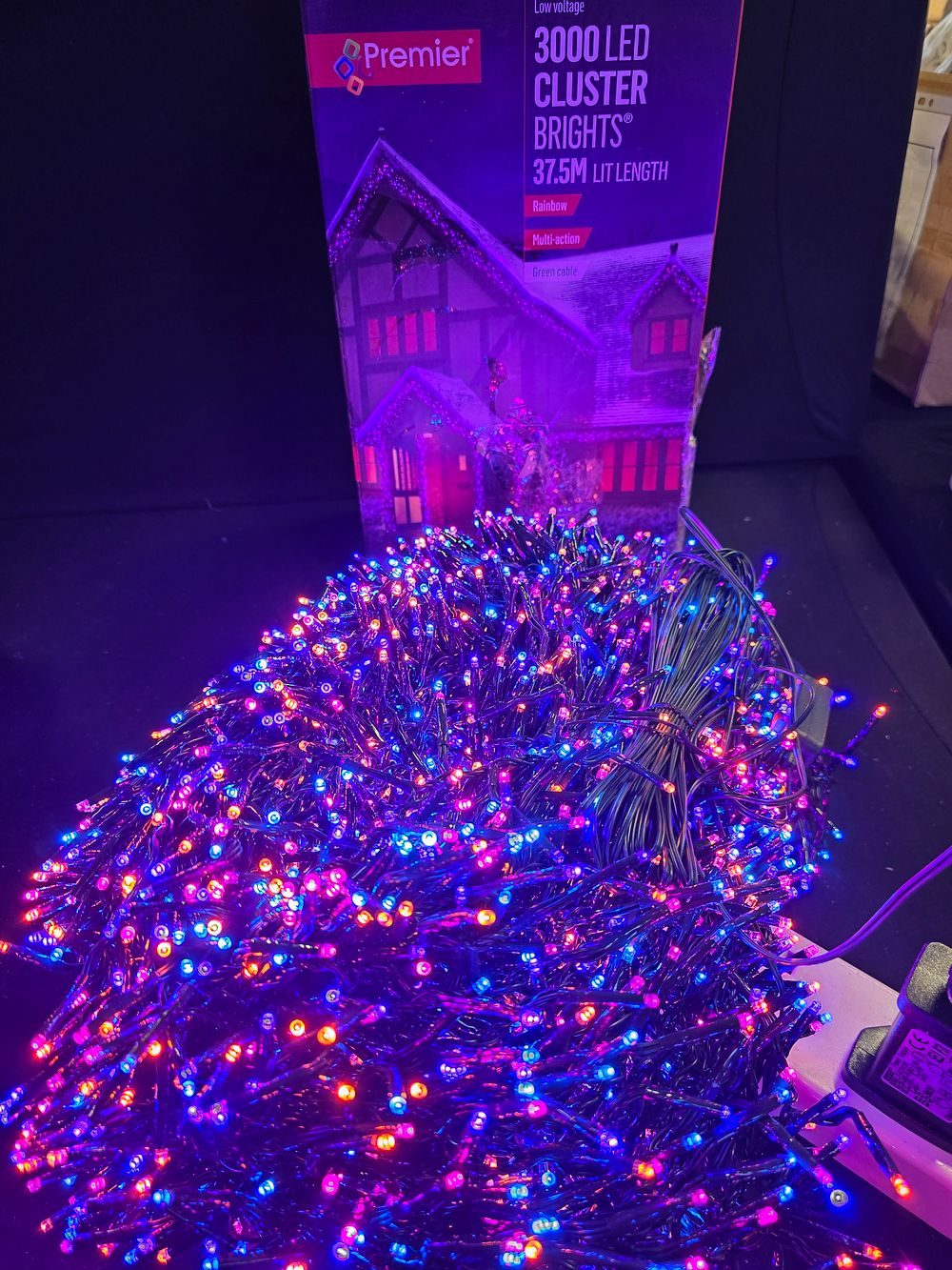Lot 374: 3000 LED cluster brights.  37.5m lit length