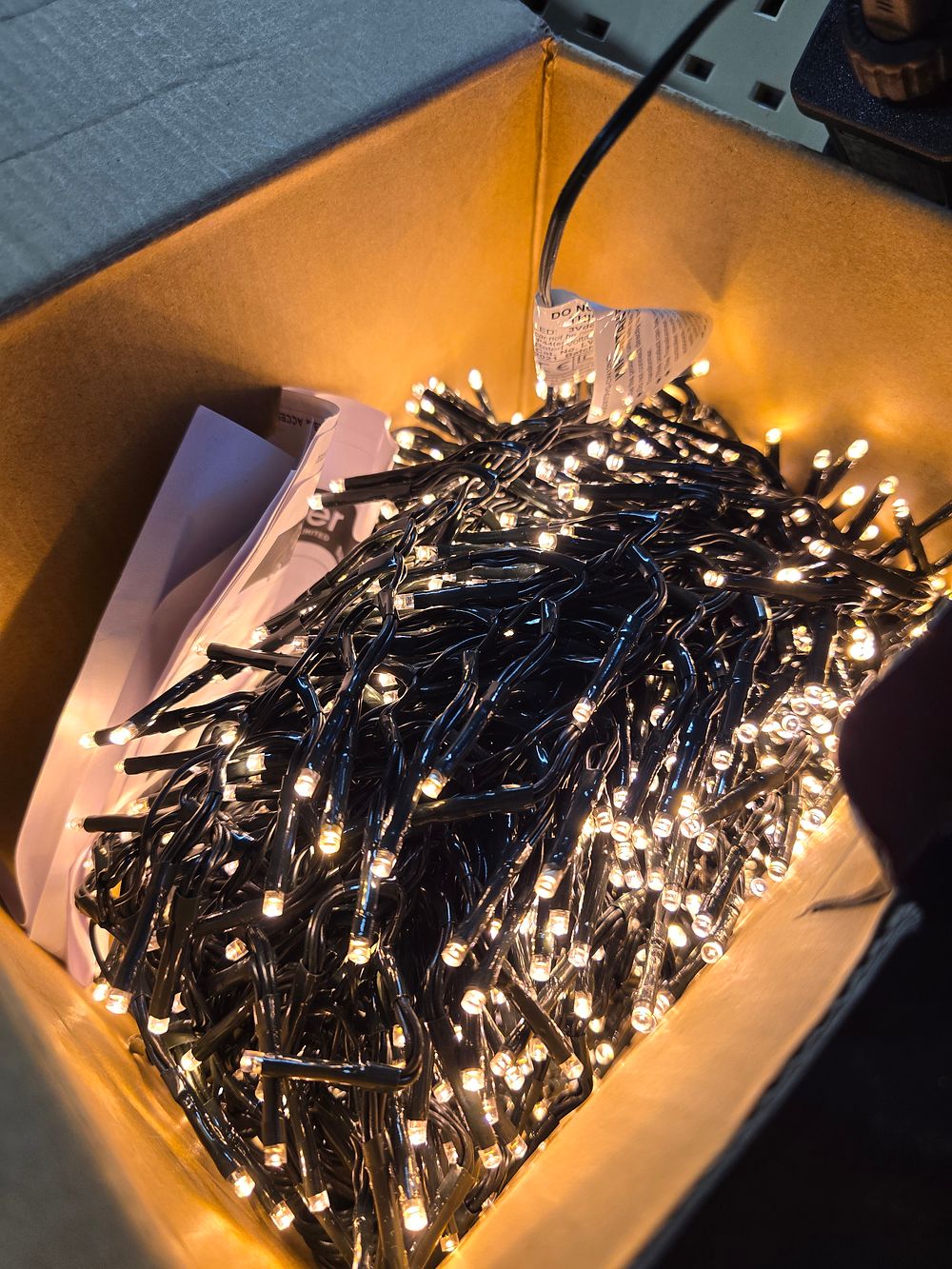 Lot 390: 3000 LED cluster brights 37.5m lit length