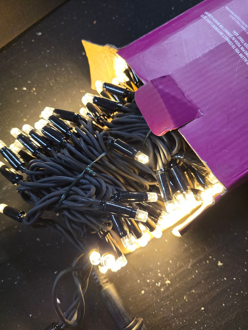 Lot 393: 100 LED STATIC connectable 8m lit length