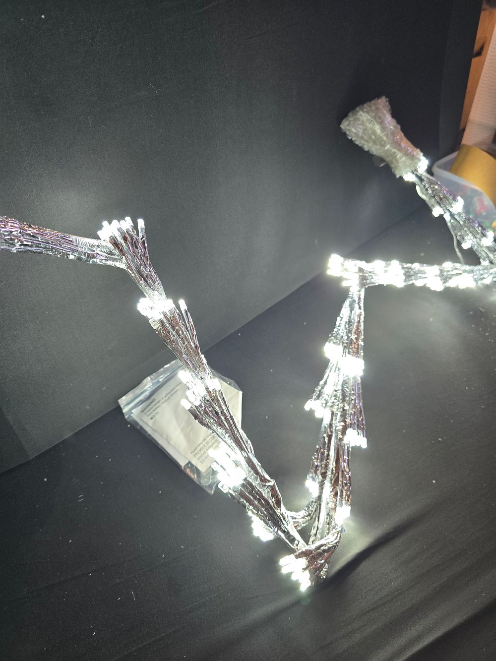 Lot 402: 90cm twinkling stardust star in white LED