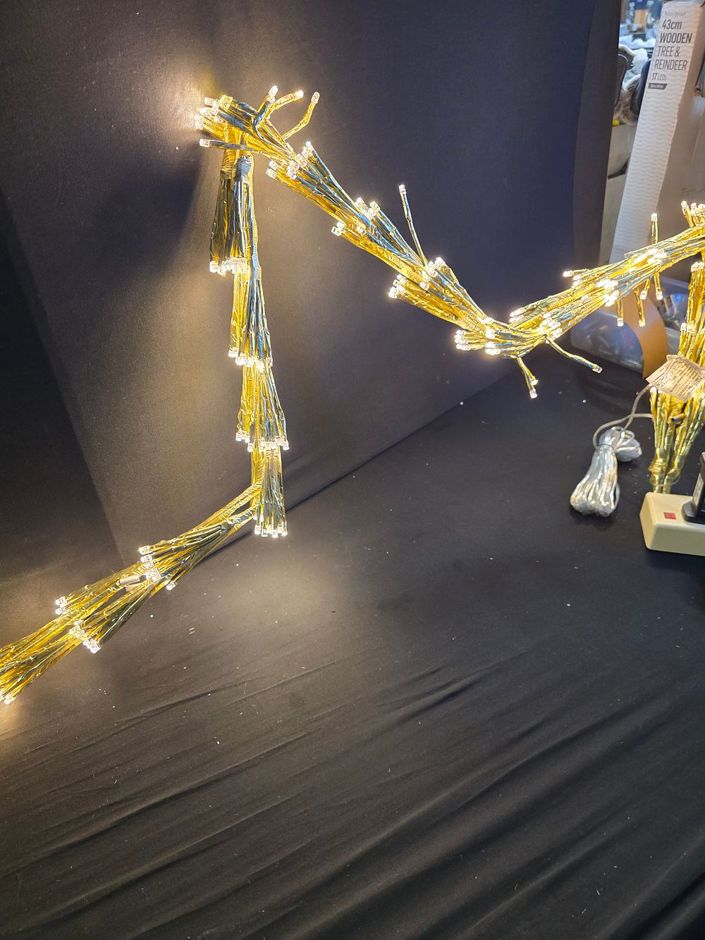 Lot 403: 90cm twinkling stardust star.  Arm white