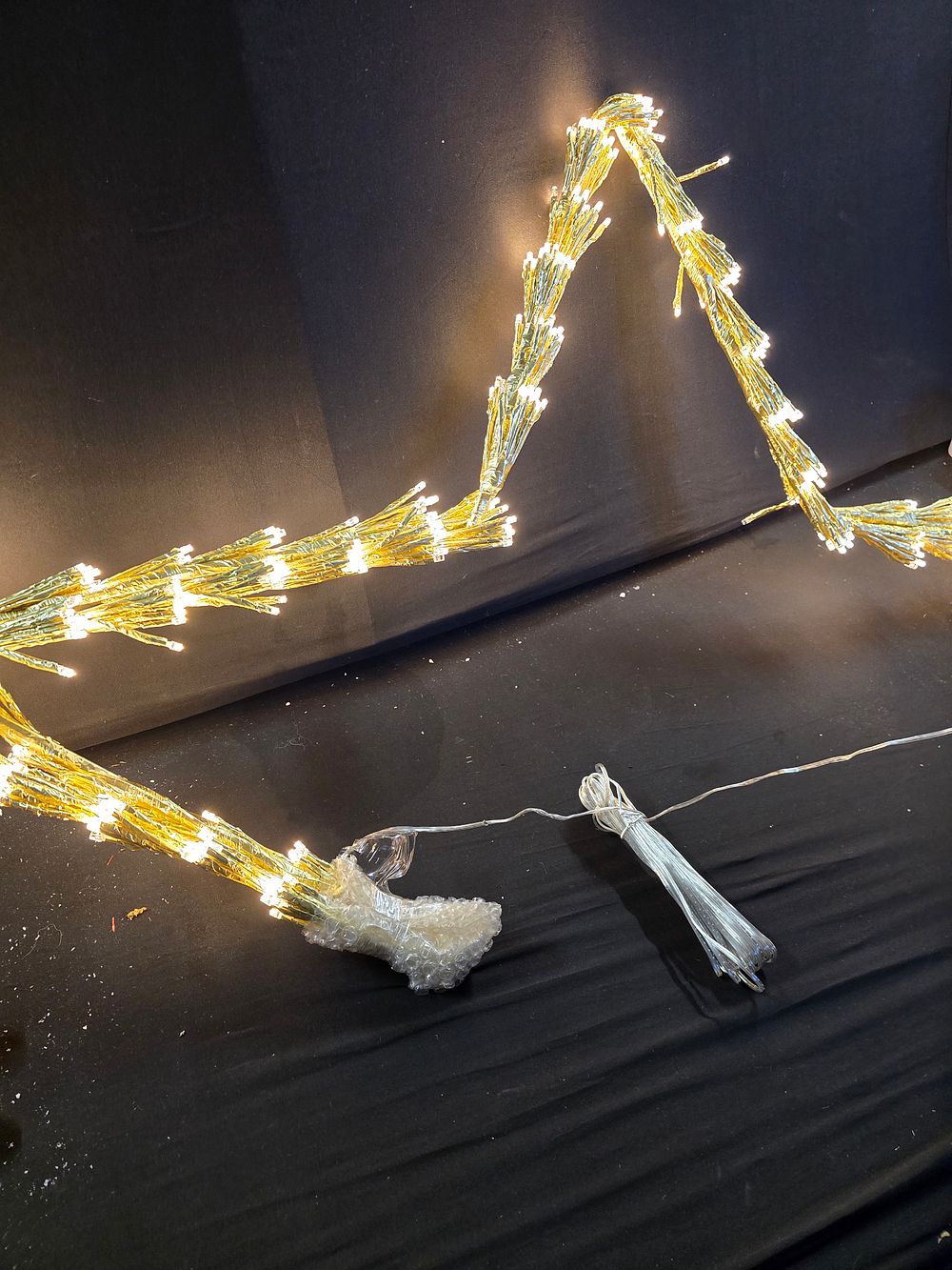 Lot 405: 1.2m twinkling starbirst star in warm white