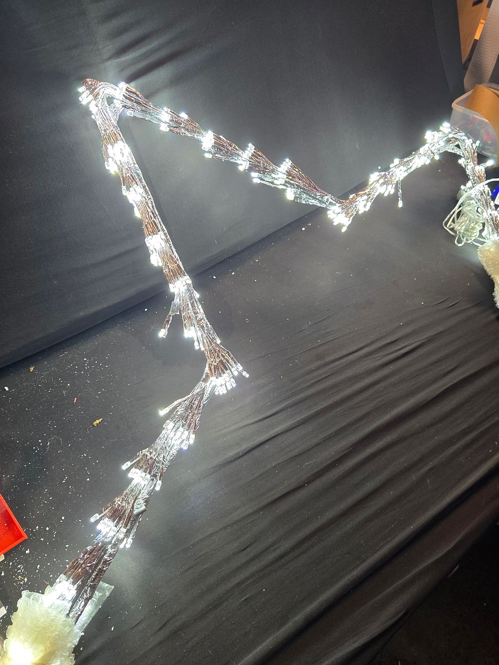 Lot 406: 1.2m twinkling starbirst star in white