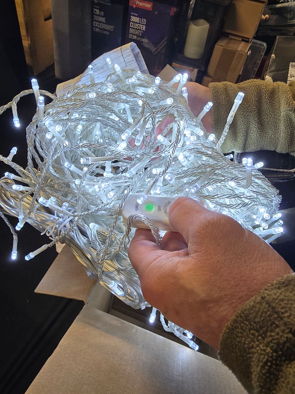 Lot 410: 360 LED snowing iciclebrights 8.8m lit length