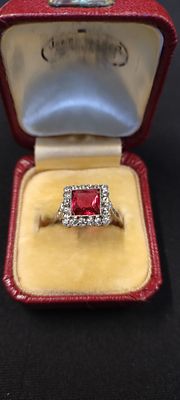 9ct white gold ring set with a red stone size M. Weight approx 3.11g
