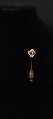 9ct gold tie/lapel pin with a turquoise stone set in the centre. Weight approx 2.51g