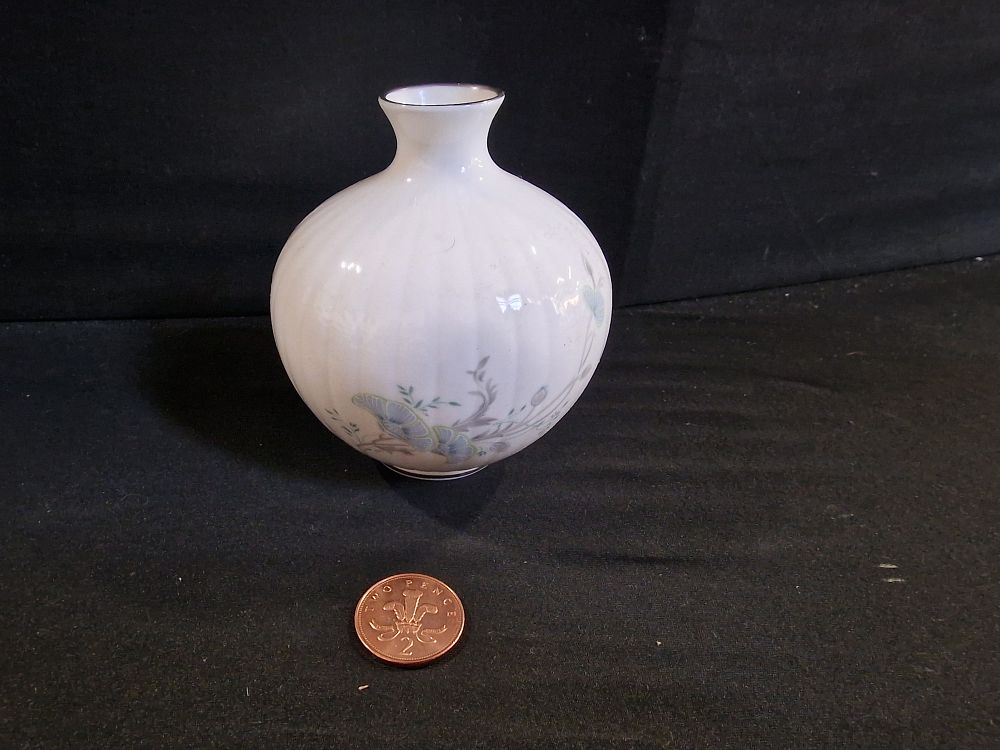 Lot 192: Vintage Royal Doulton Moonflower Vase