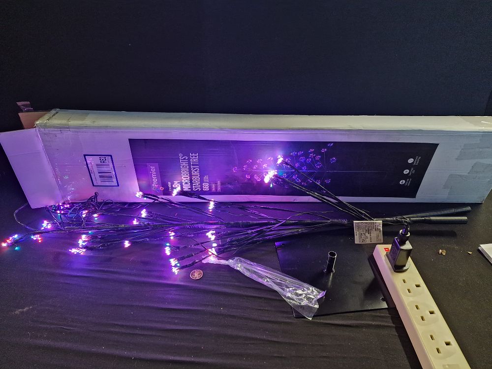 Lot 291: 1.8m Microbrights Starburst Tree 660 Leds