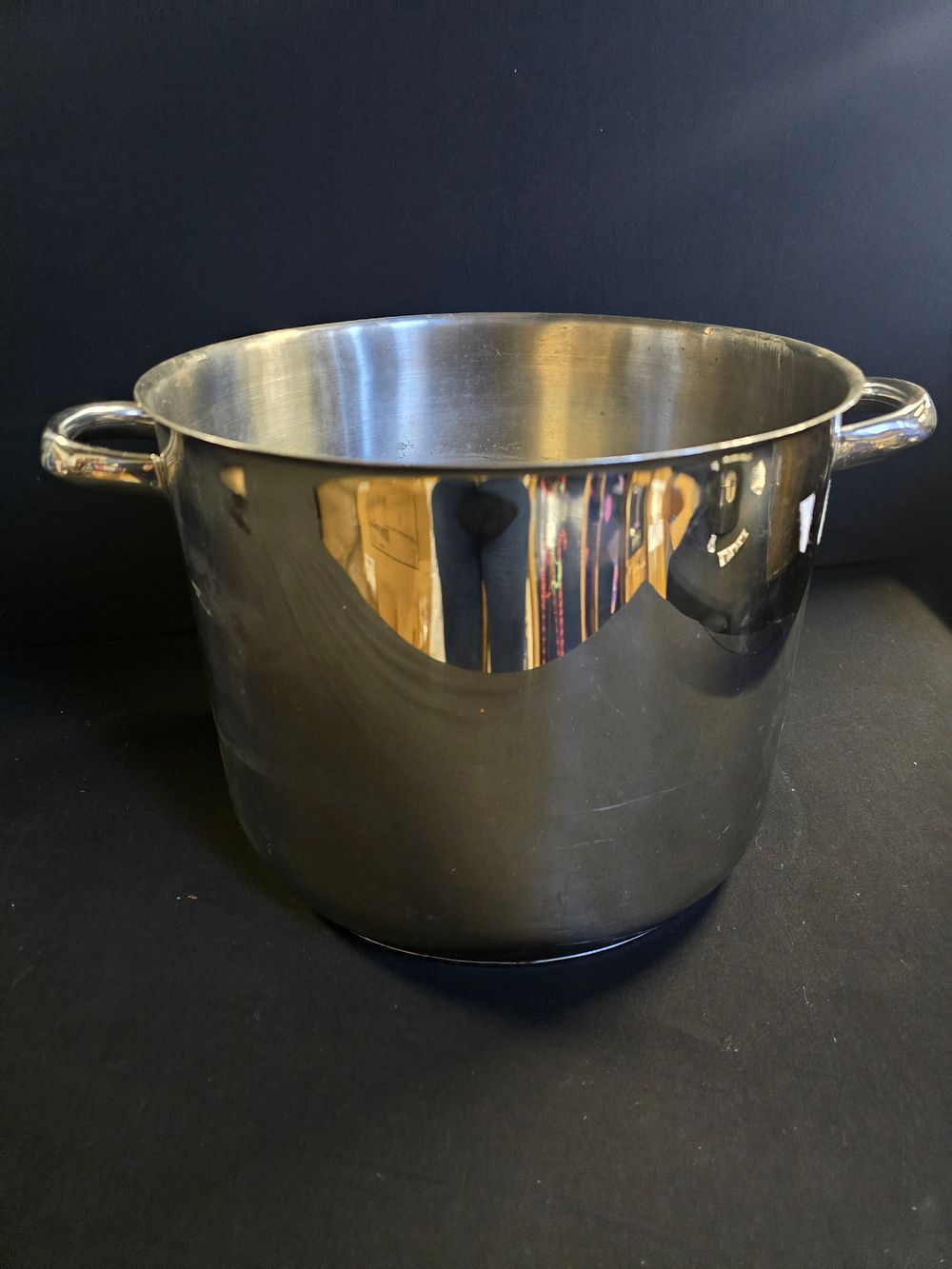 Lot 333: Large stainless cooking pan 29cm D x23cm H