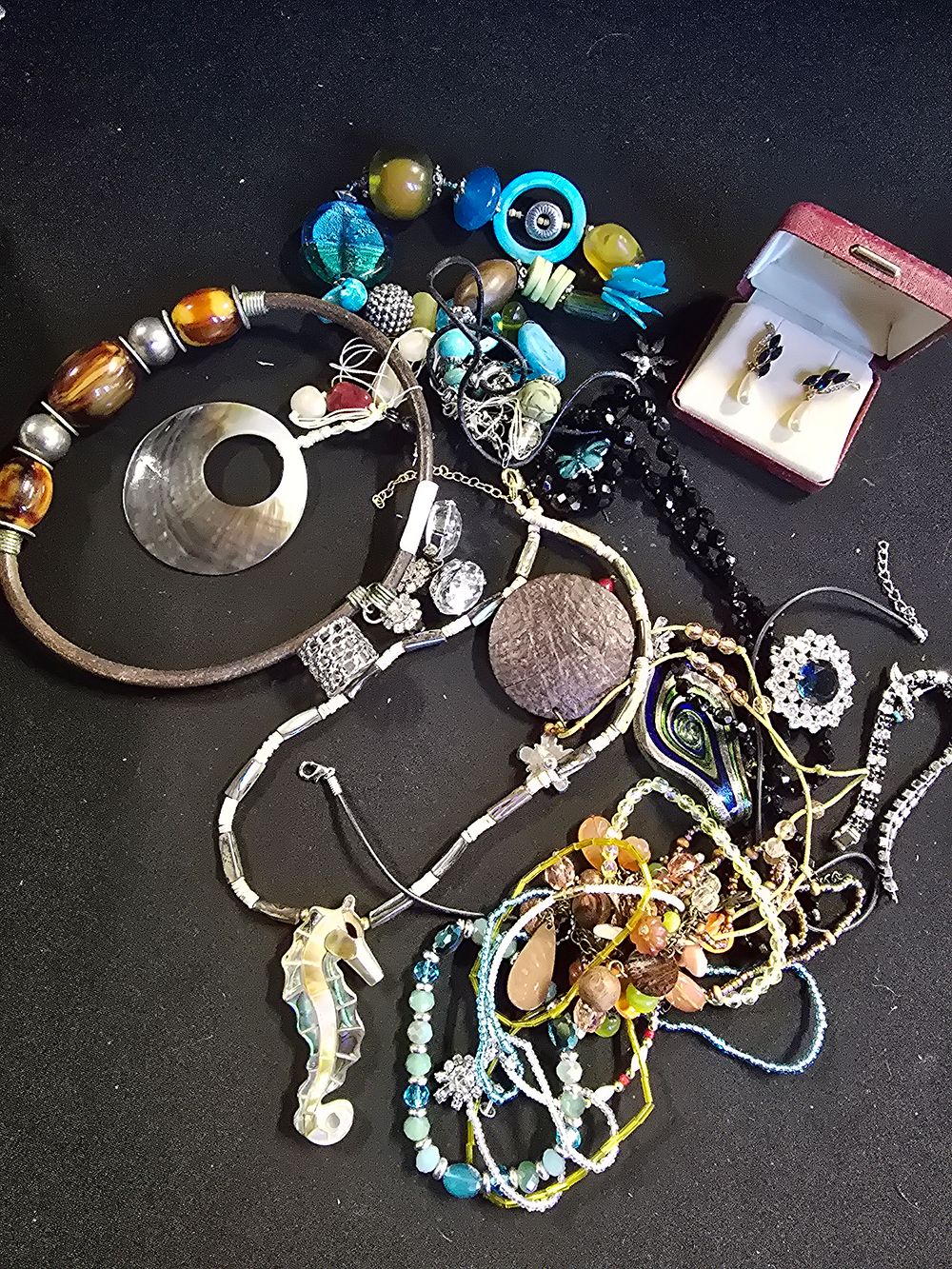 Lot 335: A collection of costume jewellery