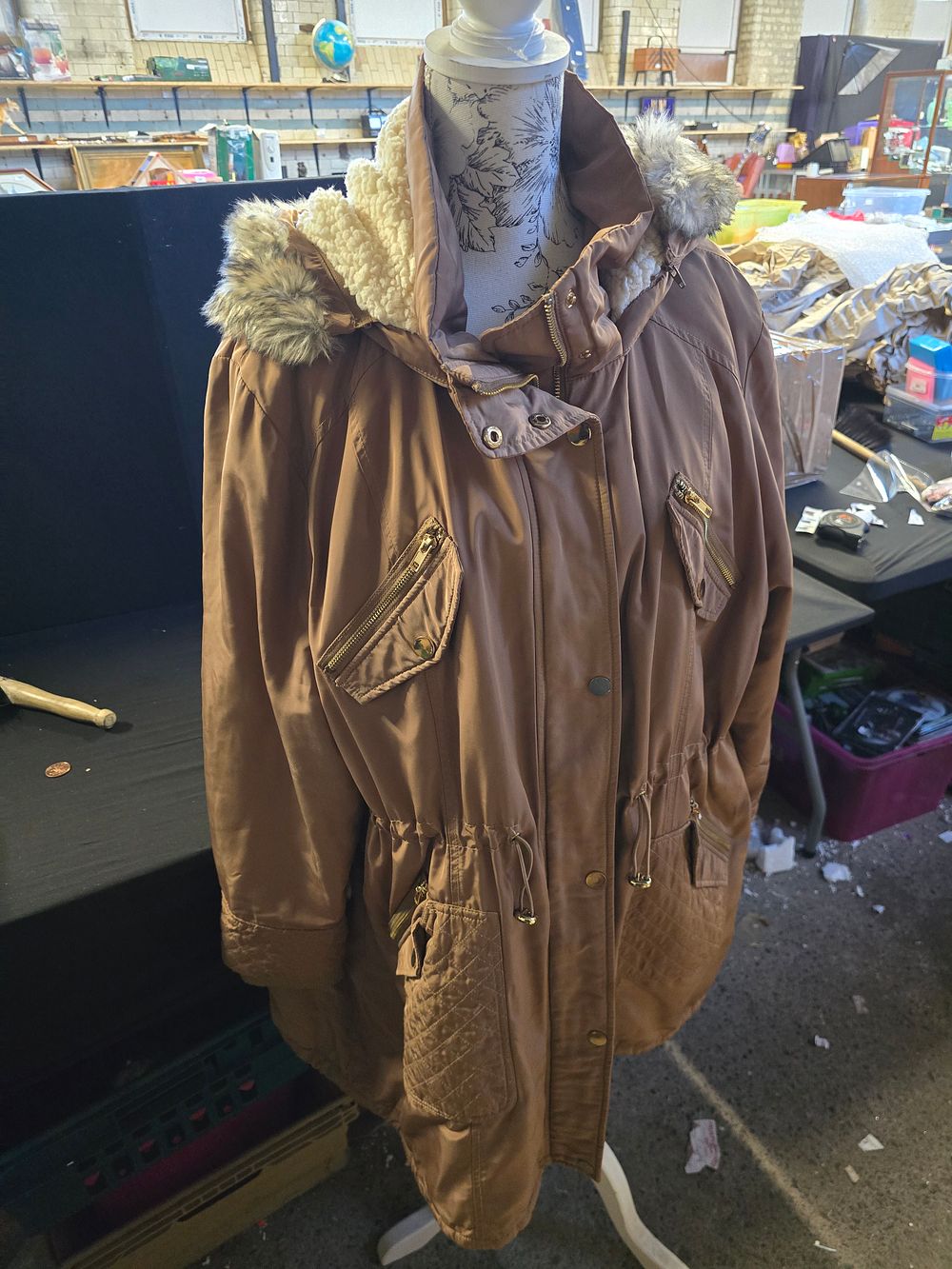 Lot 341: Camel colour ladies winter coat with faux fur collar